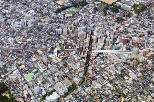 東急東横線の都立大学駅付近の街並みを空撮 東急東横線の都立大学駅付近の街並みを空撮の写真