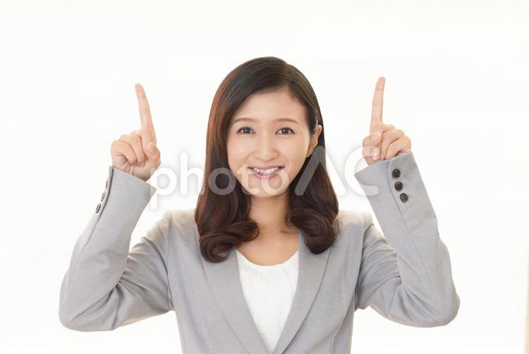 指示する笑顔のビジネスウーマン 女性,ビジネスウーマン,女の写真素材
