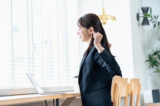 伸びをするスーツを着た女性 伸びをするスーツを着た女性 伸び,営業,会社員の写真素材