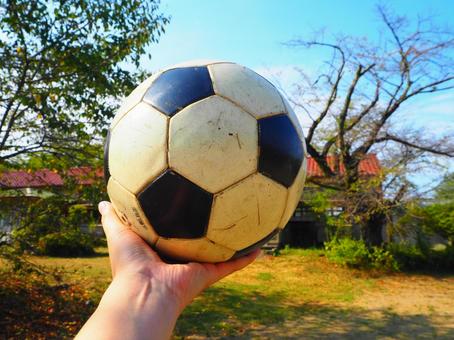 使い込まれたサッカーボール 使い込まれたサッカーボール サッカーボール,古い,ボールの写真素材