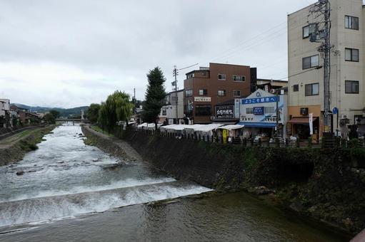 宮川沿いに並ぶ雨の宮川朝市の出店と街並 宮川朝市,宮川,朝市の写真素材