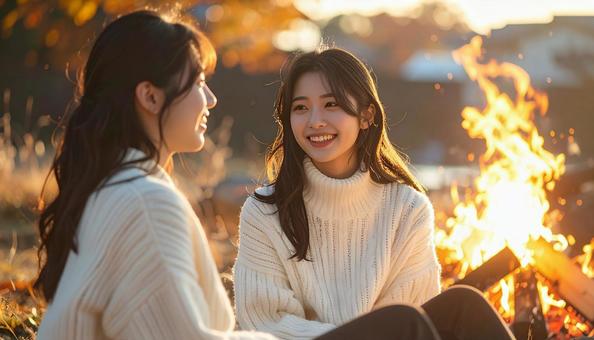 焚火をする二人の女性の写真