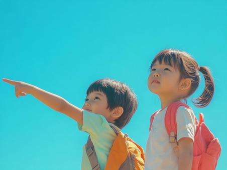 空を指さす子供 空を指さす子供の写真