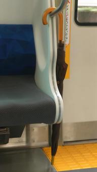 電車の中に置き忘れた傘 鉄道素材 電車の中に置き忘れた傘 鉄道素材 傘,電車,忘れ物の写真素材