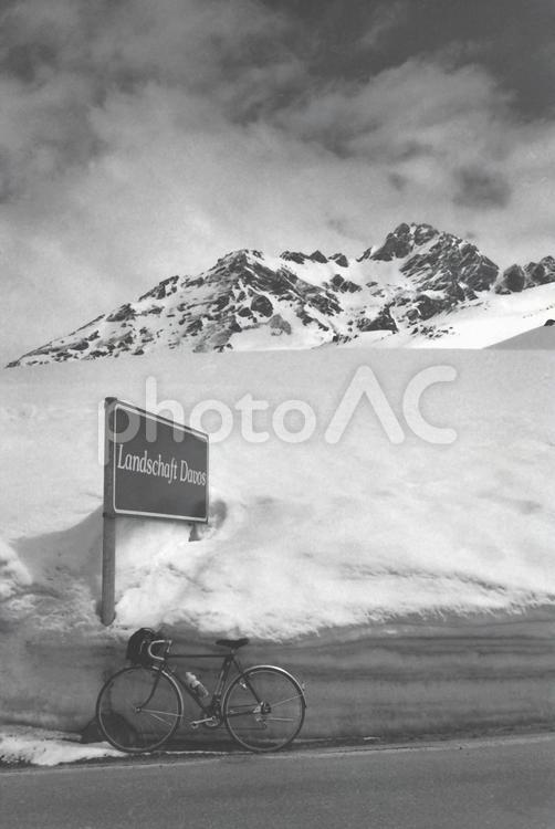 自転車のある風景＜スイス・ダボス・フルエラ峠付近＞ 自転車,旅行,風景の写真素材