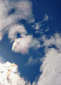 虹色に光る 虹色に光る 雲,彩雲,虹色の写真素材