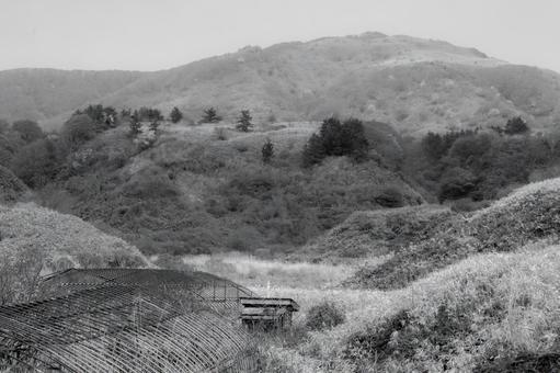 春の小山の山並み 春の小山の山並み モノクロ,山並み,森林の写真素材