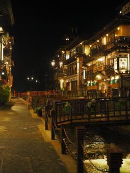 夜の銀山温泉 夜の銀山温泉 銀山温泉,夜景,温泉街の写真素材