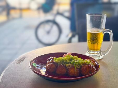 ビールとたこ焼きで楽しむ夕暮れのテラス ビールとたこ焼きで楽しむ夕暮れのテラス たこ焼き,ビール,居酒屋の写真素材