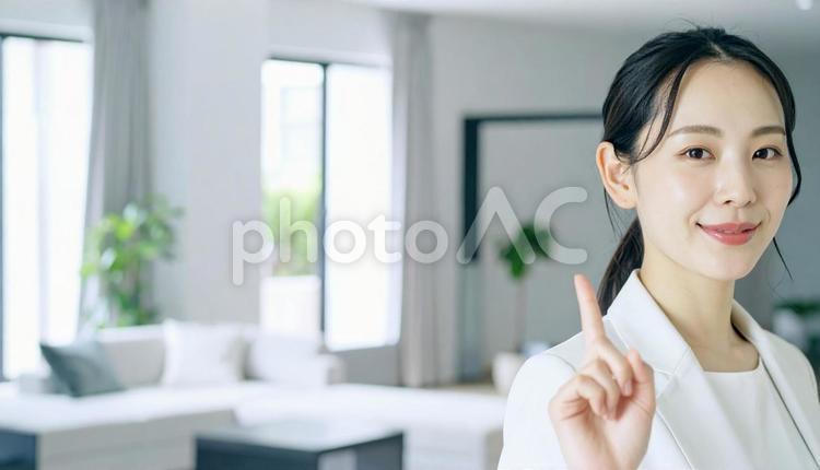 自信のある表情で指さすビジネス女性 指さす,指差し,ビジネスの写真素材