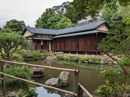 池上梅園の池と和風建築 池上梅園,和風建築,水面の写真素材