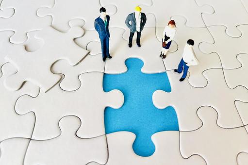 ジグソーパズルとビジネスマンの写真