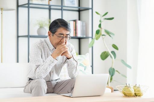パソコンに悩むシニアの男性 悩む,パソコン,シニアの写真素材