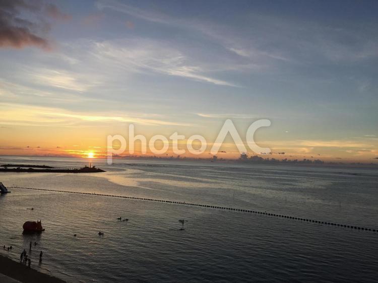 夕陽が沈む海 日暮れ,浜,水域の写真素材
