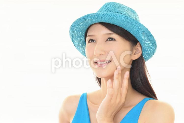 帽子をかぶった笑顔の女性 女性,スキンケア,美容の写真素材