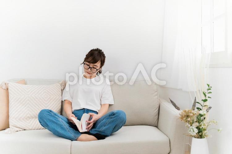 読書で疲れる女性（眠い・睡眠不足・苦手） 眠い,睡眠不足,読書の写真素材