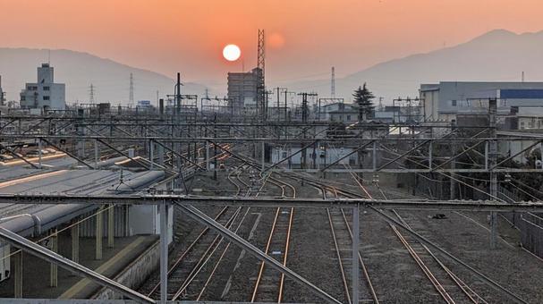 大垣駅から見た関ヶ原に沈む夕日 大垣駅から見た関ヶ原に沈む夕日 大垣駅,鉄道,線路の写真素材