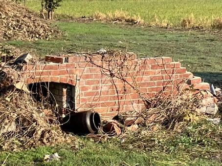 崩れた赤レンガ レンガ,煉瓦,レンガ壁の写真素材