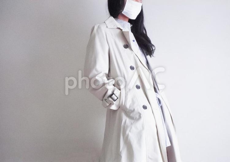 マスクをする女性(横長) 女性,風邪,マスクの写真素材