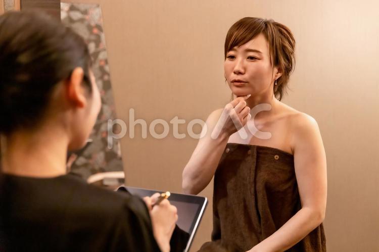 カウンセリングを受ける女性（二重あご） 二重顎,エステ,脂肪溶解注射の写真素材