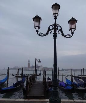 ベネツィアのおしゃれな街灯 イタリア,ベネツィア,桟橋の写真素材