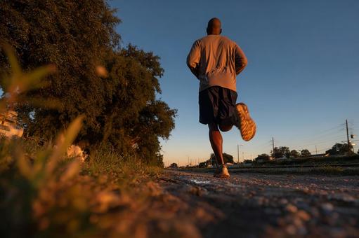 健康的なライフスタイル、早朝のランニング 健康的なライフスタイル、早朝のランニングの写真