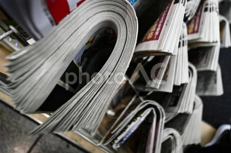 新聞売り場のクローズアップ 新聞,情報,紙の写真素材