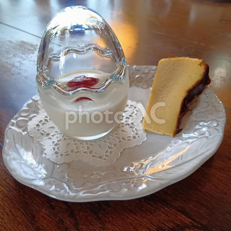 苺ソースでブランマンジェ、チーズケーキ② ブランマンジェ,冷菓,生菓子の写真素材