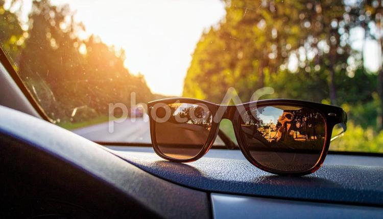 車のダッシュボードに置かれたサングラス サングラス,ダッシュボード,夏の写真素材