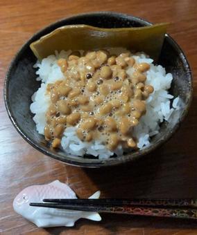 R7.7.17 政府備蓄米昆布ご飯に納豆 R7.7.17 政府備蓄米昆布ご飯に納豆 茶碗飯,政府備蓄米,昆布の写真素材