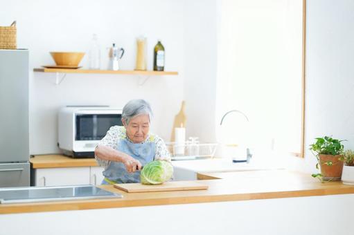 包丁でキャベツを切ろうとしている女性 女性,キャベツ,包丁の写真素材