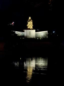 秋の夜長　紫式部公園　黄金像 黄金像,ゴールド,夜空の写真素材