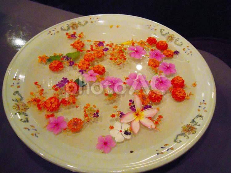 ボウルの中の花びらたち きれい,カラフル,可愛いの写真素材