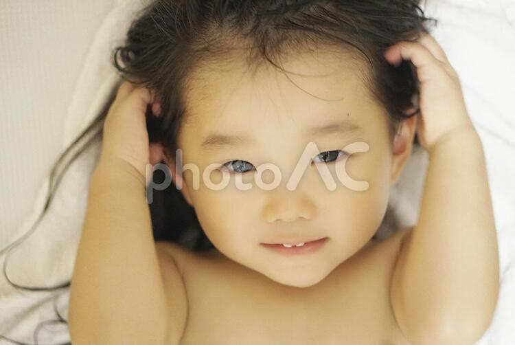 風呂上りの二歳児 風呂上り,寝転がる,寝るの写真素材