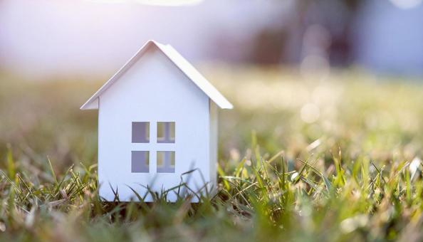 マイホームのイメージ 芝生に立つ白い家 マイホームのイメージ 芝生に立つ白い家の写真