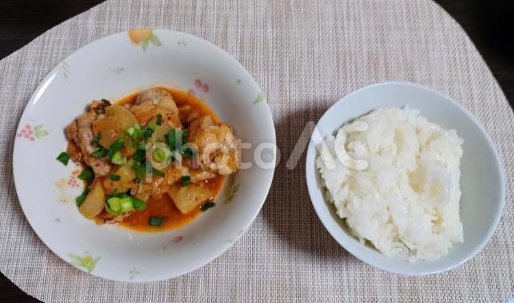 キムチ炒め煮と白米 おうちごはん,手作り,テーブルフォトの写真素材