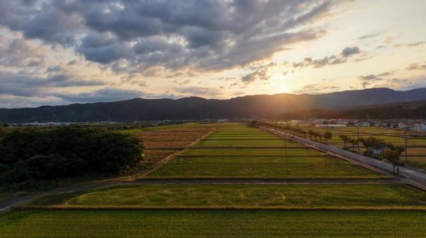 石川県を流れる手取川の夜明けを空撮 石川県,手取川,ドローンの写真素材