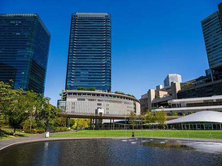 うめきた公園、噴水池とビル・大阪梅田付近 うめきた公園、噴水池とビル・大阪梅田付近の写真