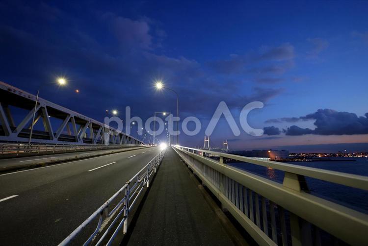 薄暮の大黒橋 大黒橋,日没,道路の写真素材
