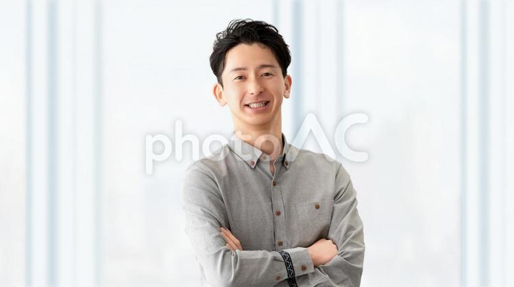 腕組みをして微笑む男性ビジネスマン 男性,腕組み,笑顔の写真素材