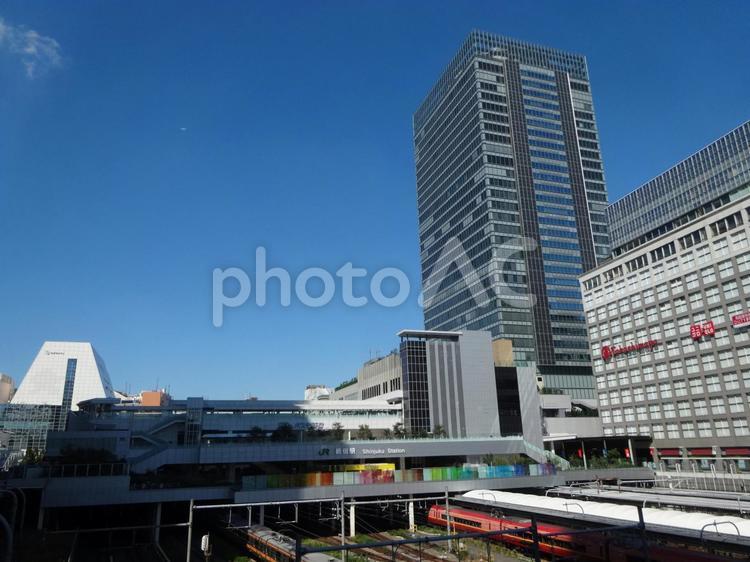 新宿駅　南口方面から　高島屋と新宿ミライナタワー 新宿,新宿駅,ミライナタワーの写真素材