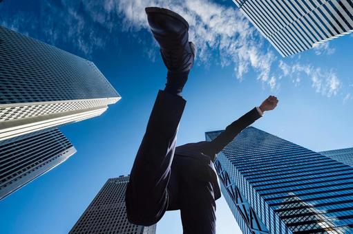 Japanese male businessman jumping in the city, nouvel employé, un homme, un homme d'affaires, JPG