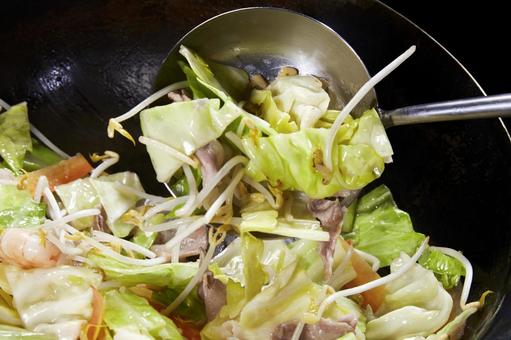 中華鍋で作る本格野菜炒め 野菜炒め,炒める,シーンの写真素材
