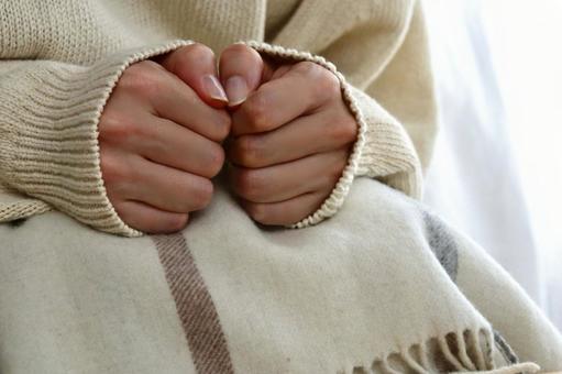 寒そうな女性の手 寒い,温める,我慢の写真素材