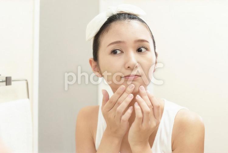 肌荒れが気になる女性 女性,女,美容の写真素材