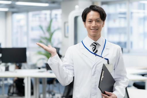 実験をする白衣の若い男性研究者 実験をする白衣の若い男性研究者 研究,実験,サイエンスの写真素材