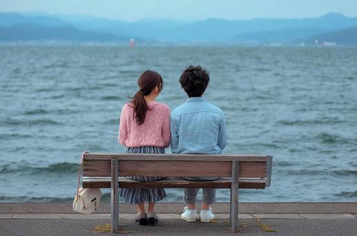 水辺のデートを楽しむ二人 水辺のデートを楽しむ二人の写真