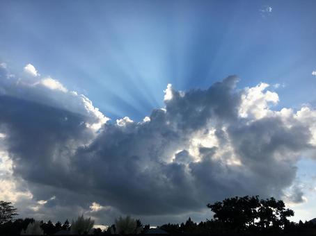 後光のさす空 後光のさす空の写真