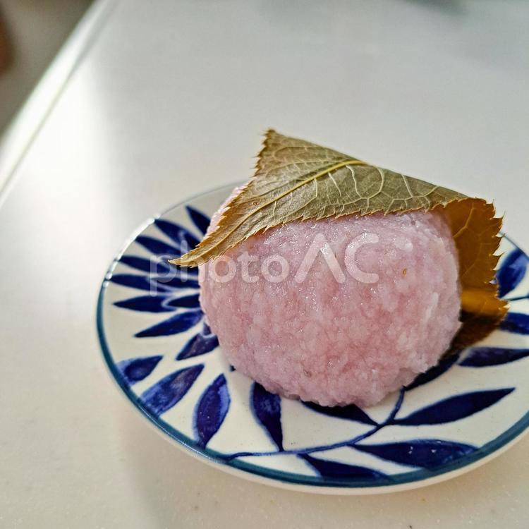 キッチンに置いてある皿の上の桜餅 桜餅,食べ物,和菓子の写真素材