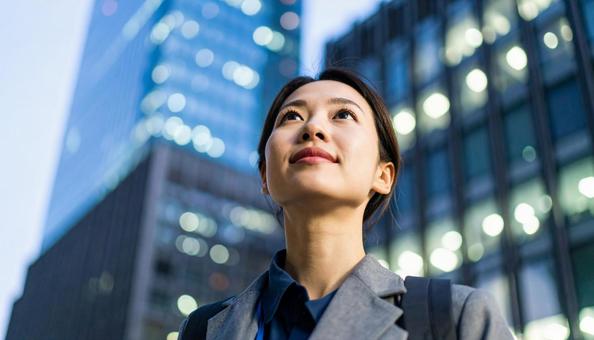 転職や就職活動するスーツの若い女性 転職や就職活動するスーツの若い女性の写真